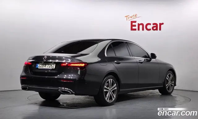 Mercedes-Benz E-Class 2022 2.0 автомат (гидро), миниатюра 2
