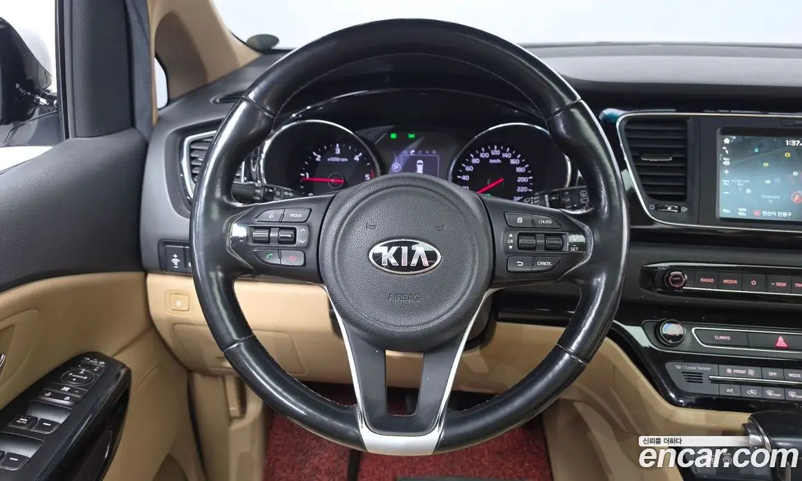 Kia Carnival 2017 2.2 автомат (гидро), фото 14 Kia Carnival 2017 2.2 автомат (гидро), фото 14