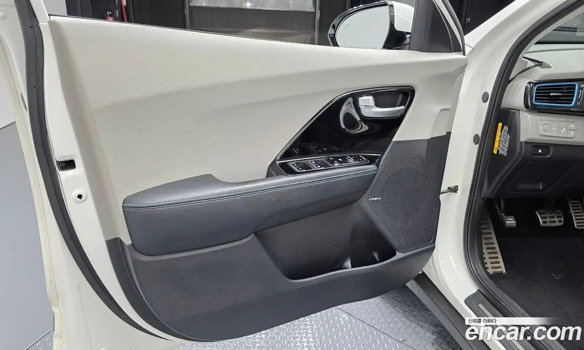 Kia Niro 2016 1.6 автомат (гидро), фото 13