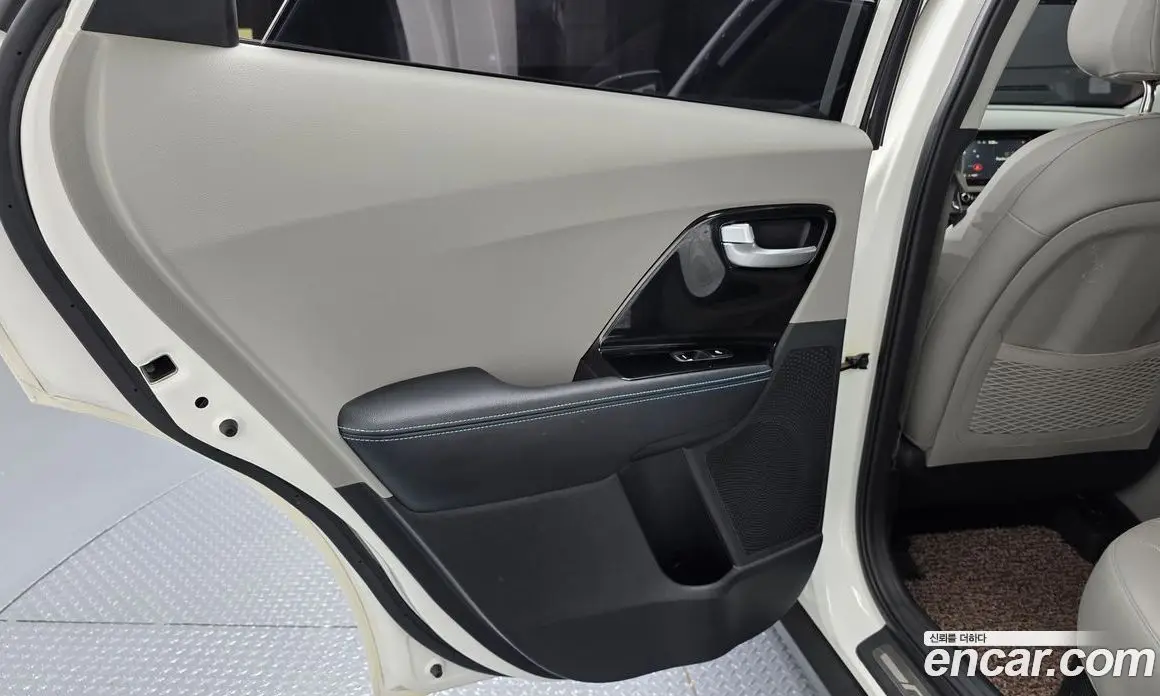 Kia Niro 2016 1.6 автомат (гидро), фото 14