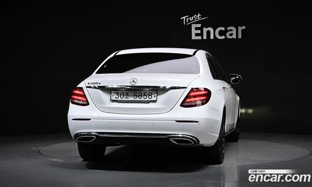 Mercedes-Benz E-Class 2019 1.9 автомат (гидро), миниатюра 4