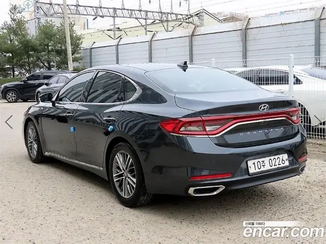 Hyundai Grandeur 2016 2.4 автомат (гидро), миниатюра 3