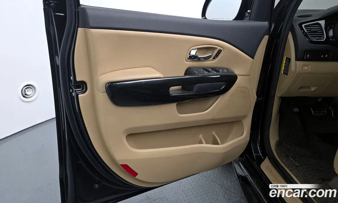Kia Carnival 2016 2.2 автомат (гидро), фото 18 Kia Carnival 2016 2.2 автомат (гидро), фото 18
