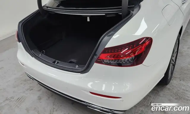 Mercedes-Benz E-Class 2023 2.0 автомат (гидро), миниатюра 11