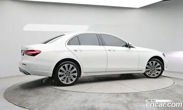 Mercedes-Benz E-Class 2023 2.0 автомат (гидро), миниатюра 4
