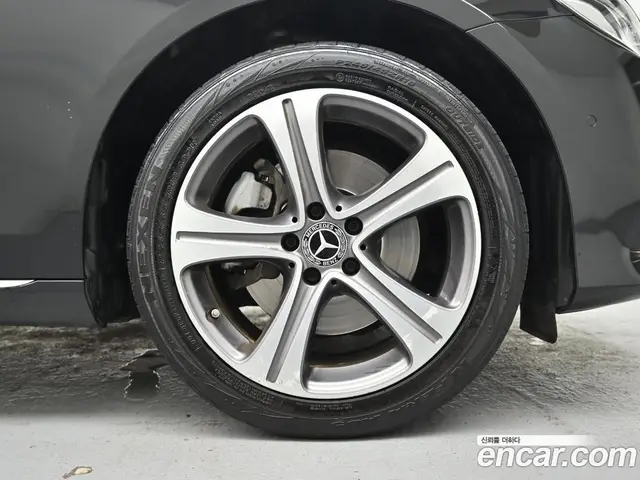 Mercedes-Benz E-Class 2019 1.9 автомат (гидро), миниатюра 5