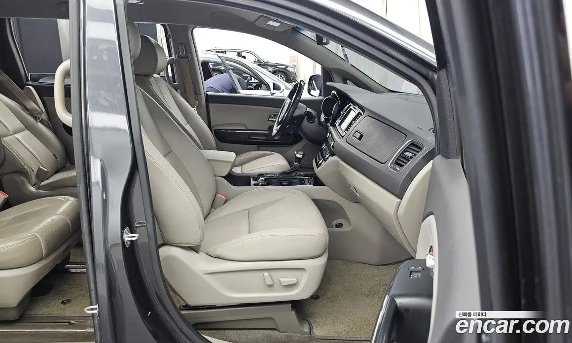 Kia Carnival 2016 3.3 автомат (гидро), фото 17 Kia Carnival 2016 3.3 автомат (гидро), фото 17
