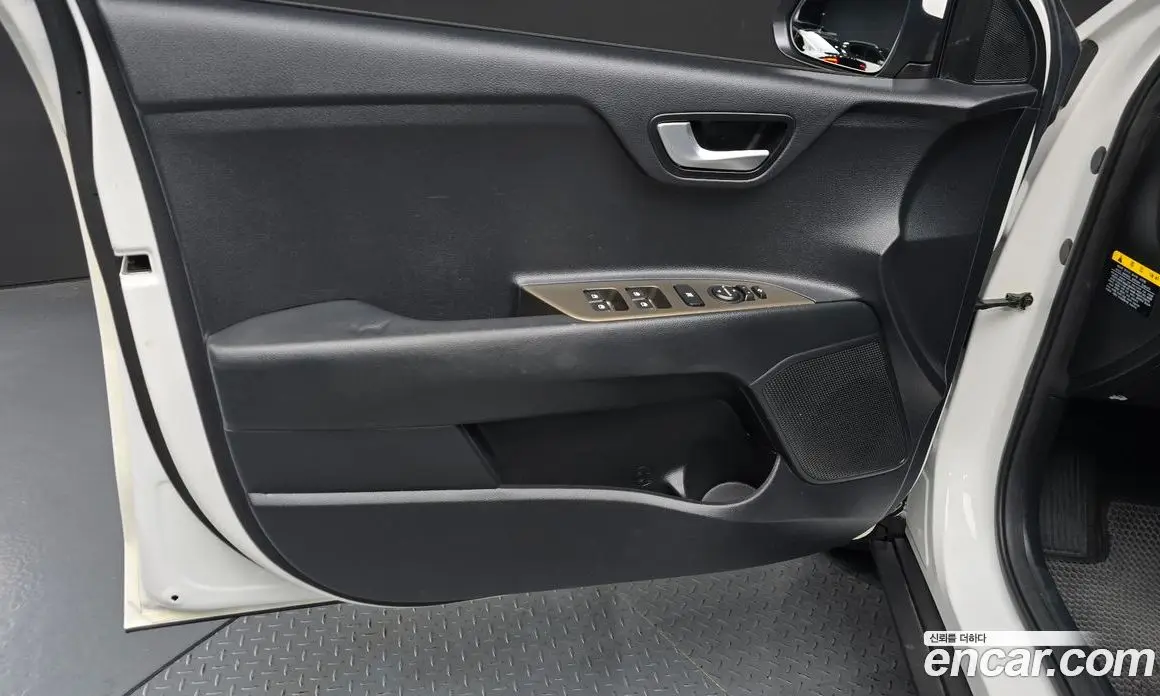 Kia Stonic 2017 1.6 автомат (гидро), фото 14