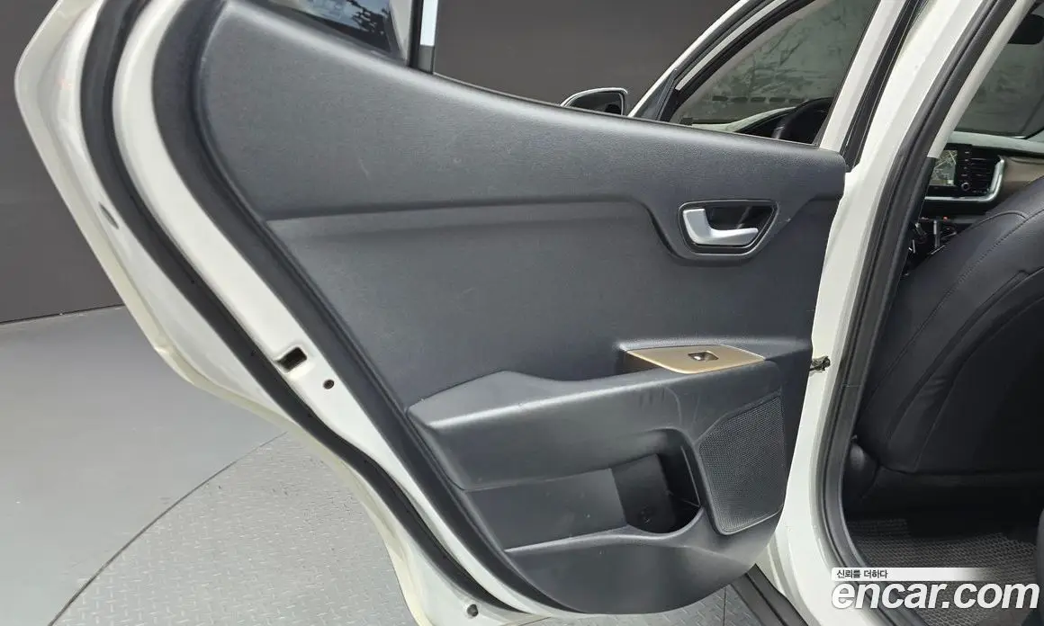 Kia Stonic 2017 1.6 автомат (гидро), фото 15