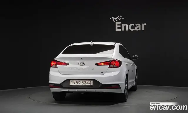 Hyundai Avante 2019 1.6 автомат (гидро), миниатюра 4