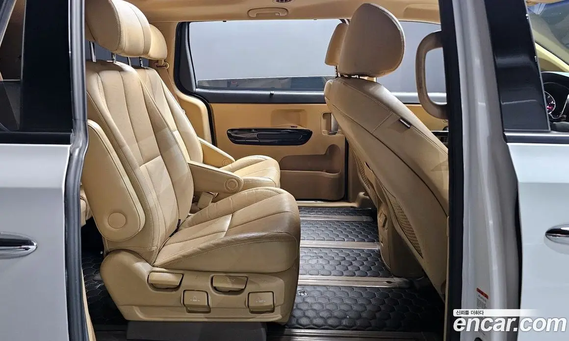 Kia Carnival 2018 2.2 автомат (гидро), фото 18 Kia Carnival 2018 2.2 автомат (гидро), фото 18