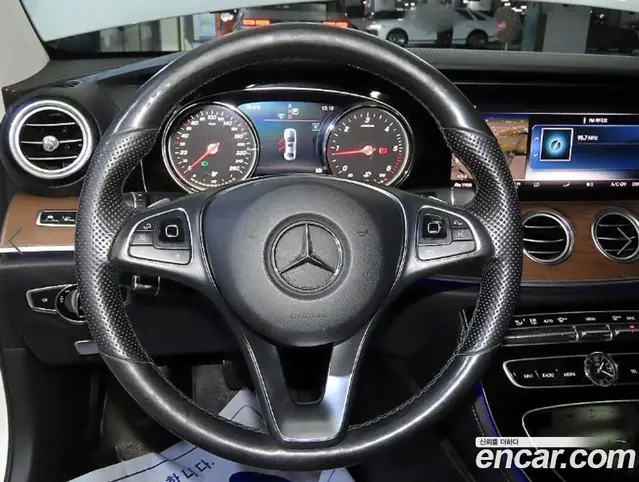 Mercedes-Benz E-Class 2018 1.9 автомат (гидро), миниатюра 8