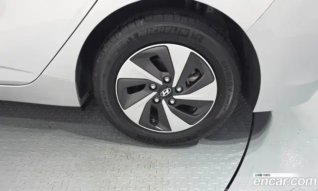 Hyundai Ioniq 2016 1.6 автомат (гидро), миниатюра 6