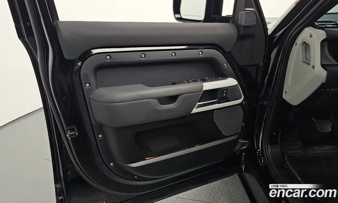 Land Rover Defender 2020 2.0 автомат (гидро), фото 13