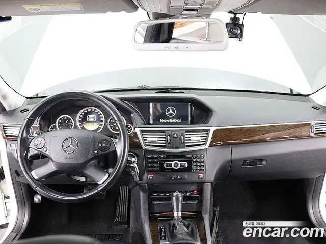 Mercedes-Benz E-Class 2011 1.8 автомат (гидро), миниатюра 7