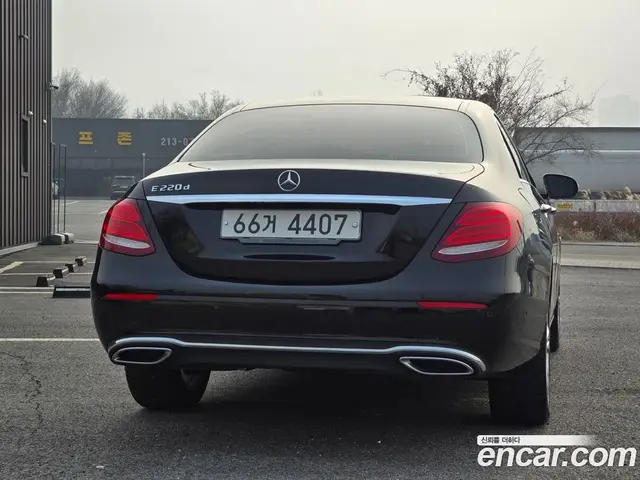 Mercedes-Benz E-Class 2018 1.9 автомат (гидро), миниатюра 2