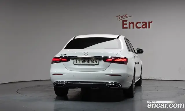 Mercedes-Benz E-Class 2021 2.0 автомат (гидро), миниатюра 3