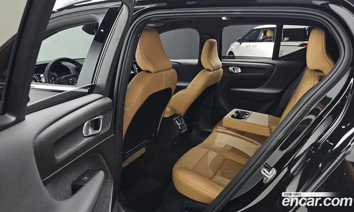 Volvo XC40 2022 2.0 автомат (гидро), фото 16