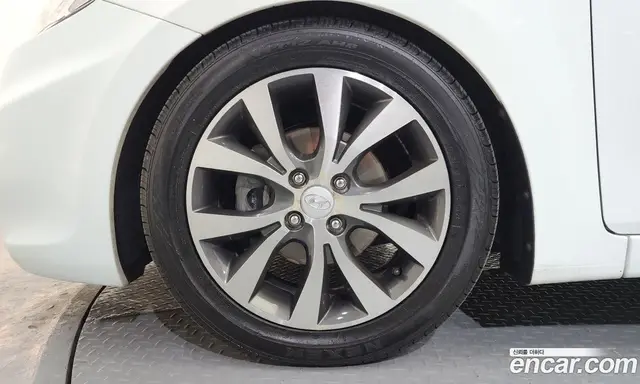 Hyundai Accent 2013 1.6 автомат (гидро), миниатюра 5