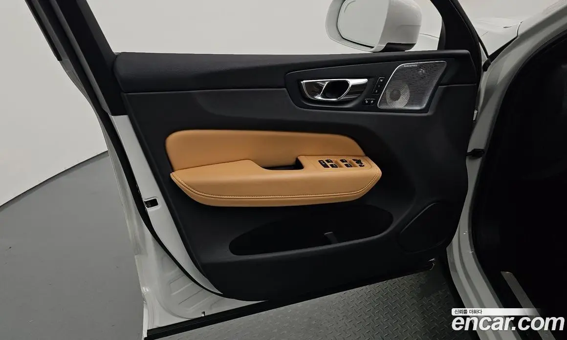 Volvo XC60 2021 2.0 автомат (гидро), фото 13
