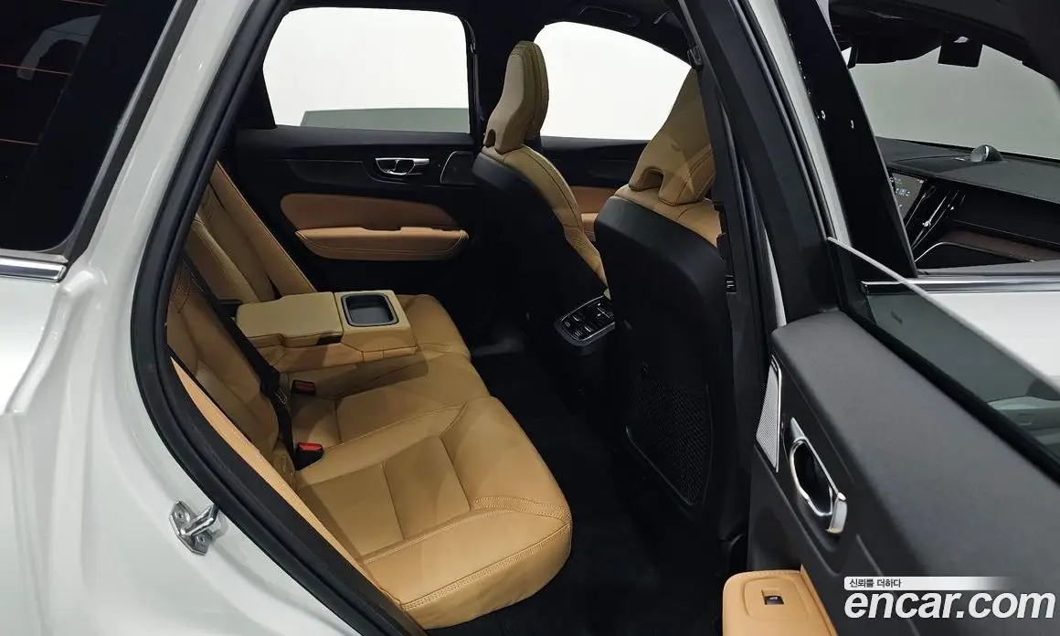 Volvo XC60 2021 2.0 автомат (гидро), фото 17
