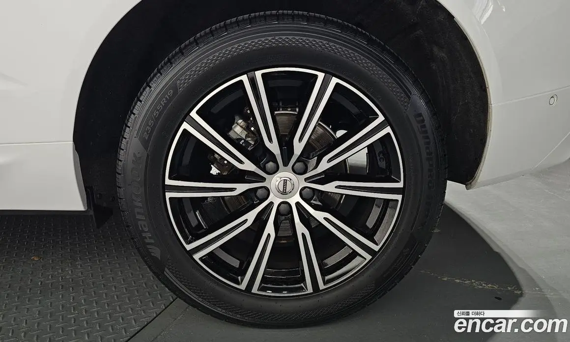 Volvo XC60 2021 2.0 автомат (гидро), фото 6