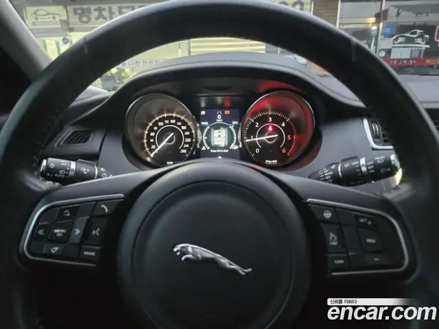 Jaguar E-Pace 2019 2.0 автомат (гидро), миниатюра 8