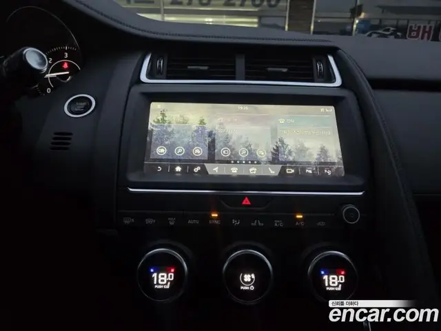 Jaguar E-Pace 2019 2.0 автомат (гидро), миниатюра 10