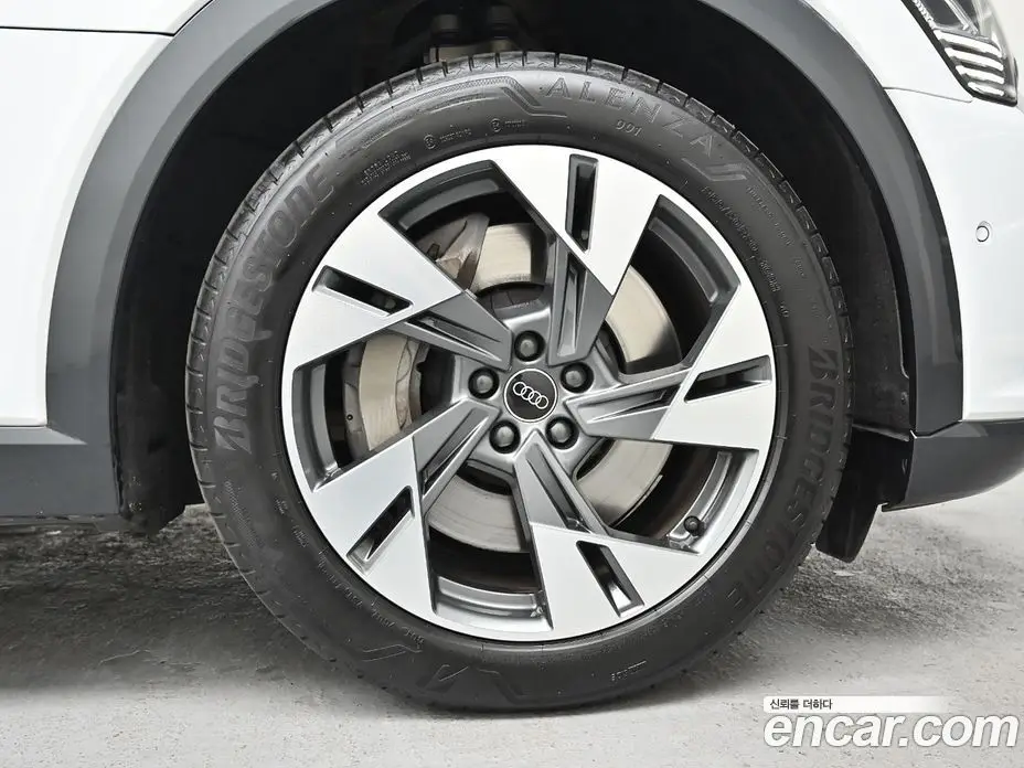 Audi Q8 e-tron 2024 1.0 АКПП, фото 5