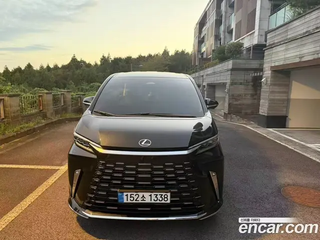 Lexus LM, 2025, 17 300 км