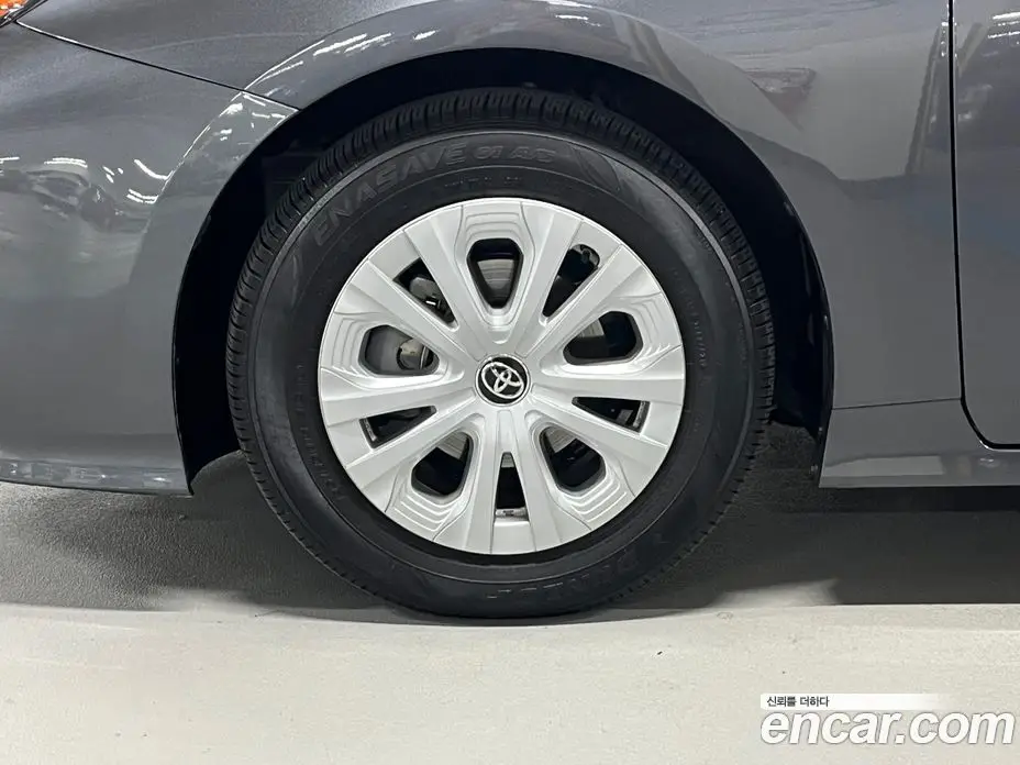 Toyota Prius 2021 1.8 вариатор, фото 19