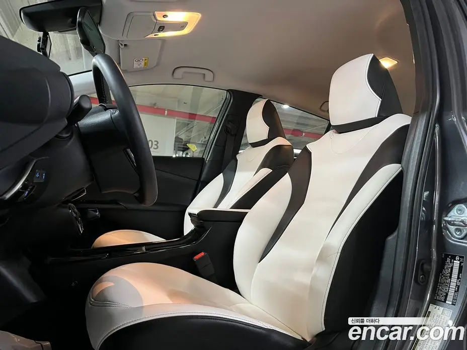 Toyota Prius 2021 1.8 вариатор, фото 20