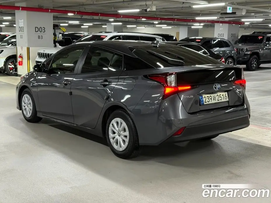 Toyota Prius 2021 1.8 вариатор, фото 4