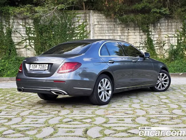 Mercedes-Benz E-Class 2018 2.0 АКПП, миниатюра 3 Mercedes-Benz E-Class 2018 2.0 АКПП, миниатюра 3