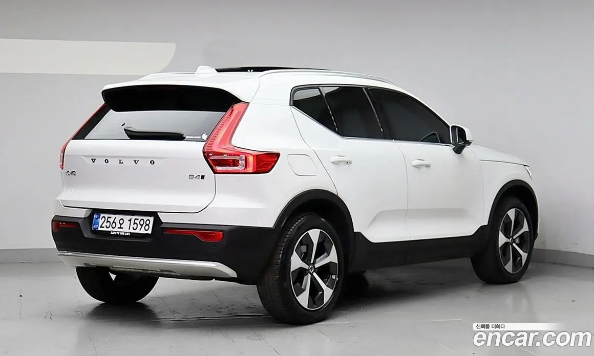 Volvo XC40 2025 2.0 АКПП, фото 3