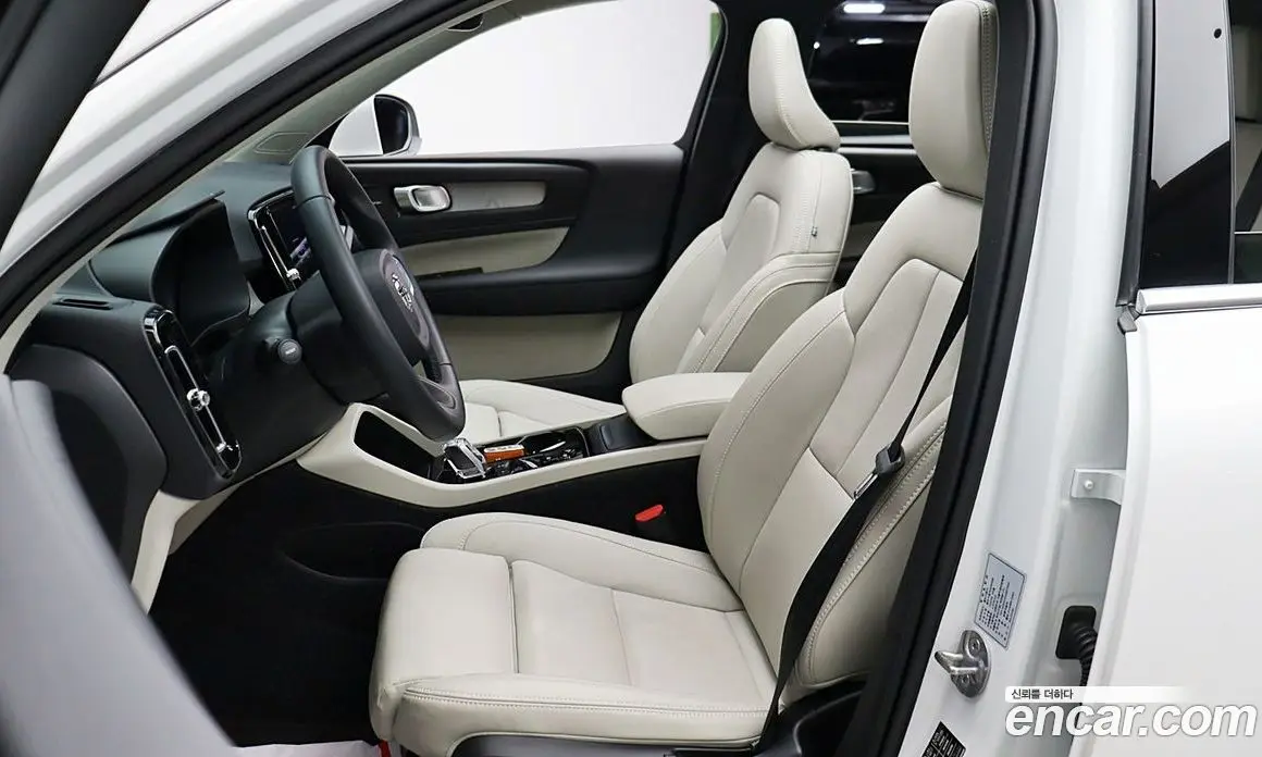 Volvo XC40 2025 2.0 АКПП, фото 9