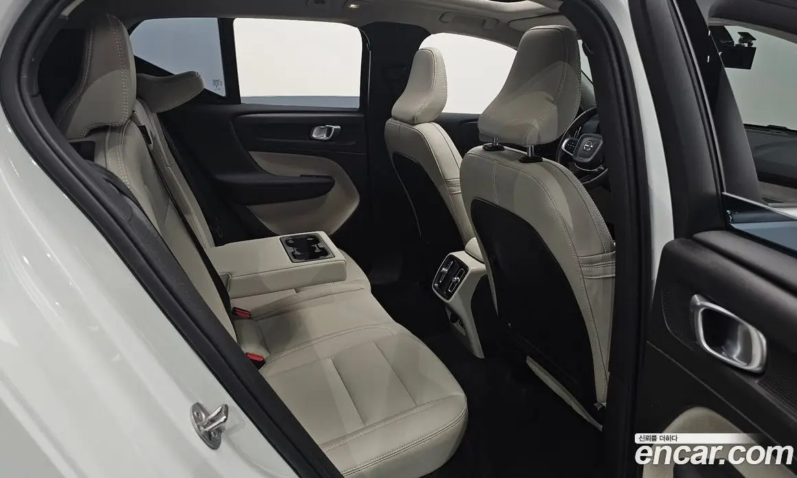 Volvo XC40 2024 2.0 АКПП, фото 15