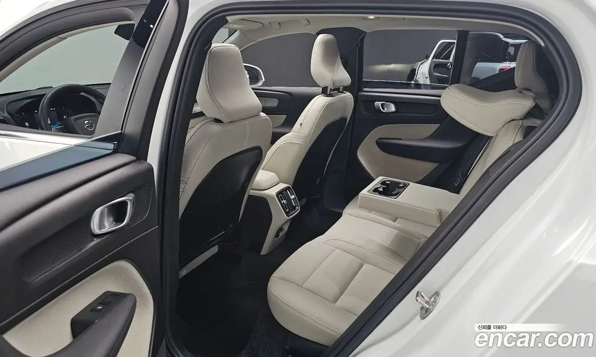 Volvo XC40 2024 2.0 АКПП, фото 17