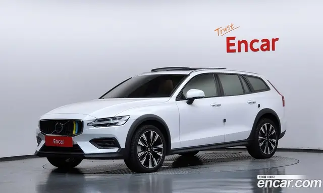 Volvo V60, 2023, 71 638 км