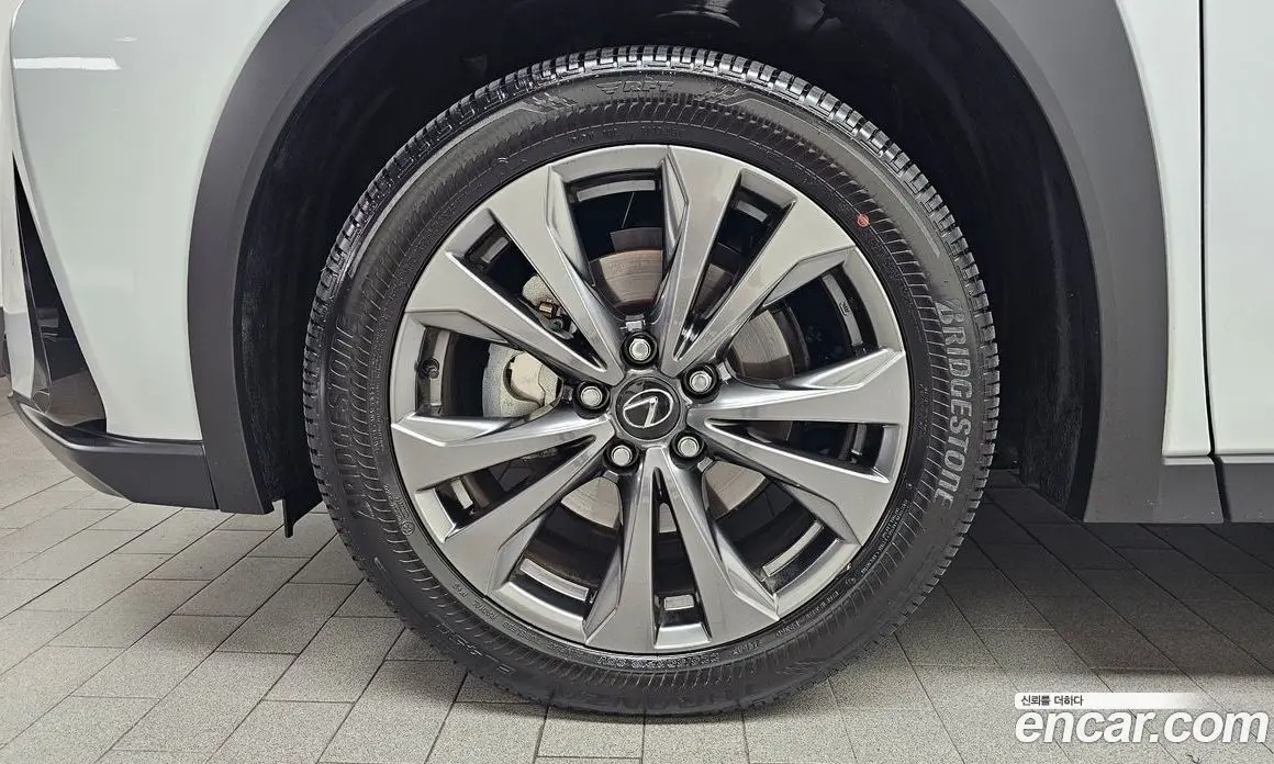 Lexus UX 2025 2.0 АКПП, фото 4 Lexus UX 2025 2.0 АКПП, фото 4