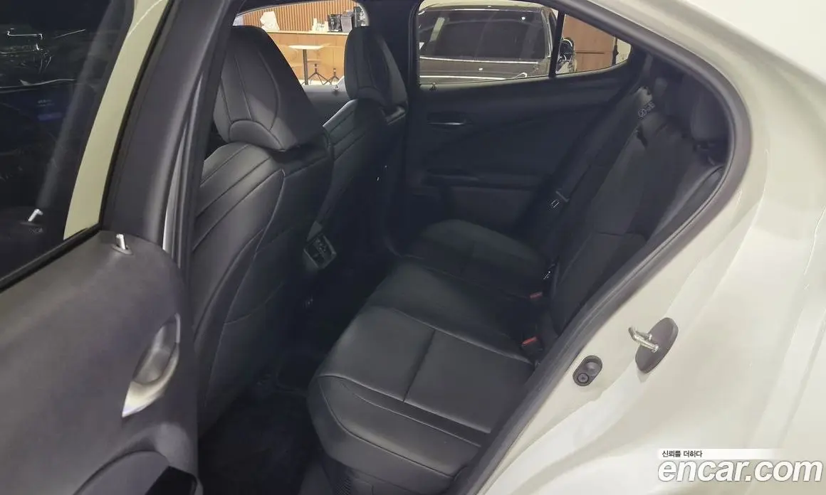 Lexus UX 2025 2.0 вариатор, фото 14 Lexus UX 2025 2.0 вариатор, фото 14
