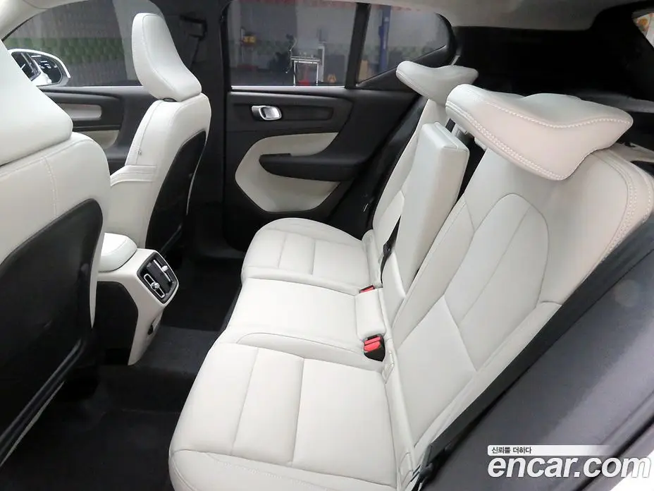 Volvo XC40 2025 2.0 АКПП, фото 13
