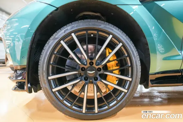 Aston Martin DBX 2024 4.0 АКПП, миниатюра 5