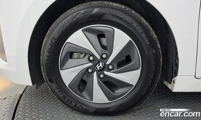 Hyundai Ioniq 2016 1.6 АКПП, миниатюра 5