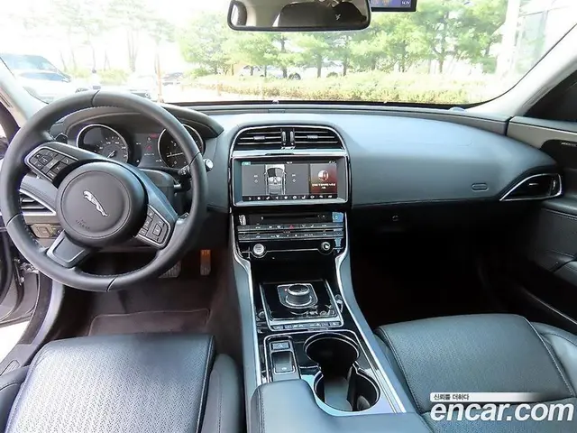 Jaguar XE 2017 2.0 АКПП, миниатюра 7 Jaguar XE 2017 2.0 АКПП, миниатюра 7