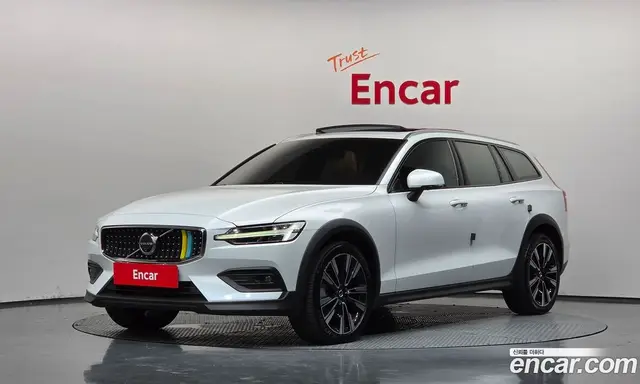 Volvo V60, 2023, 71 629 км