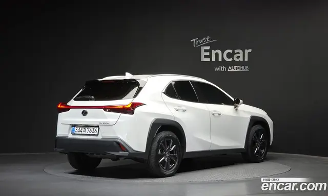 Lexus UX, 2025, 10 196 км Lexus UX, 2025, 10 196 км