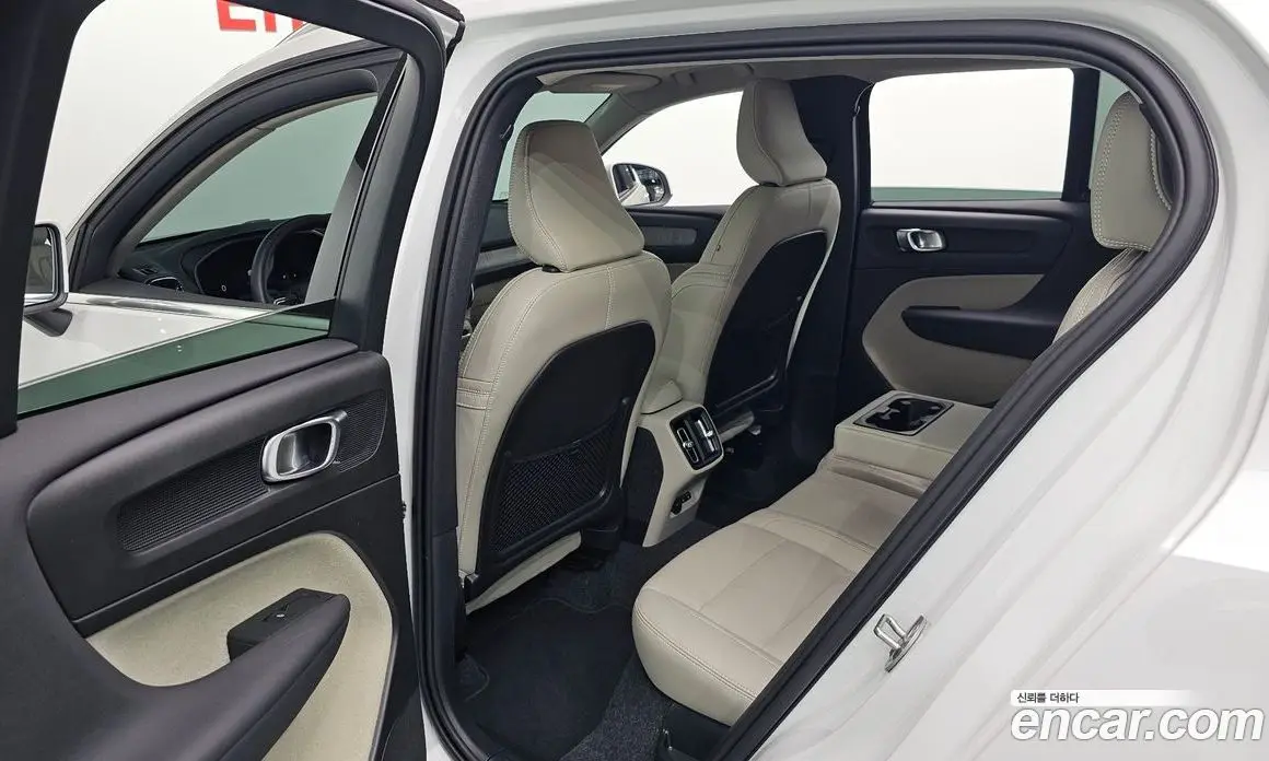 Volvo XC40 2024 2.0 АКПП, фото 16
