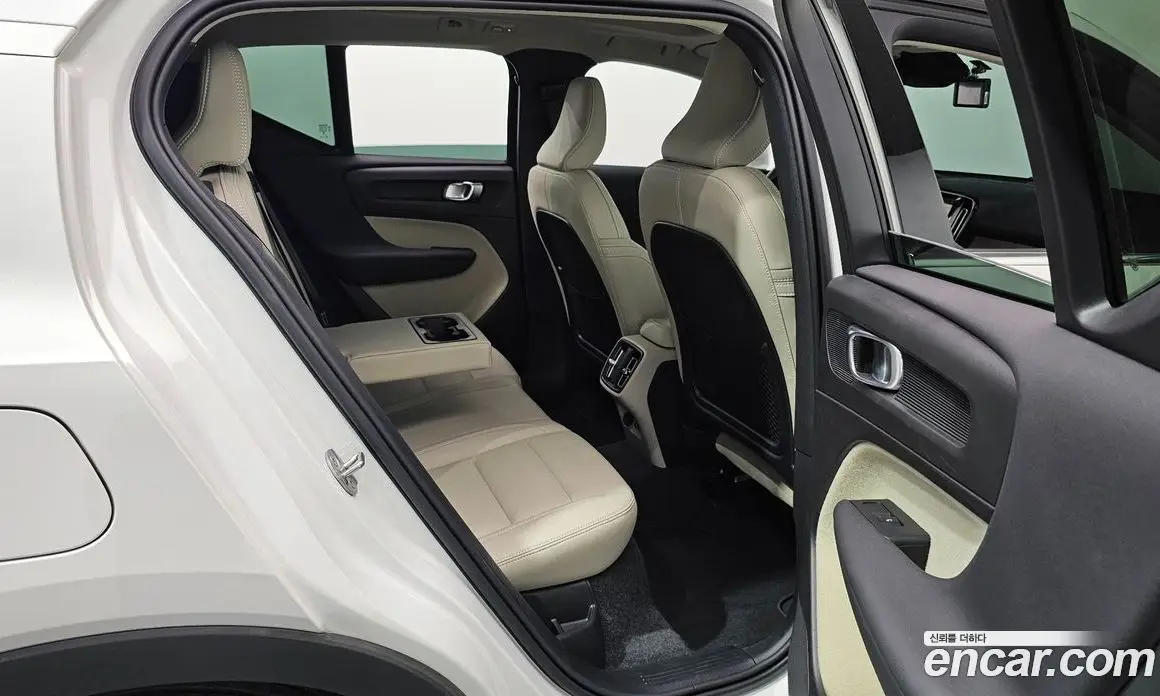 Volvo XC40 2024 2.0 АКПП, фото 18