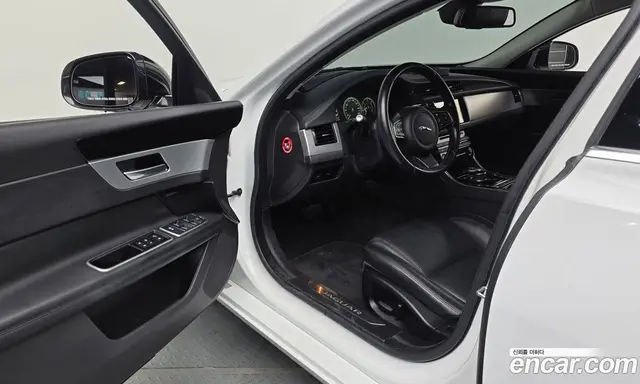Jaguar XF 2017 2.0 АКПП, миниатюра 10 Jaguar XF 2017 2.0 АКПП, миниатюра 10